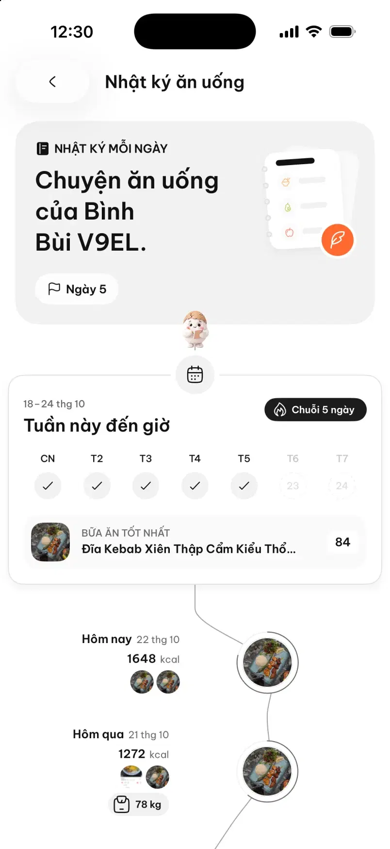 Màn hình Nhật ký ăn uống của Dietfit trên iPhone, đặt cạnh mâm cơm nhiều món Việt