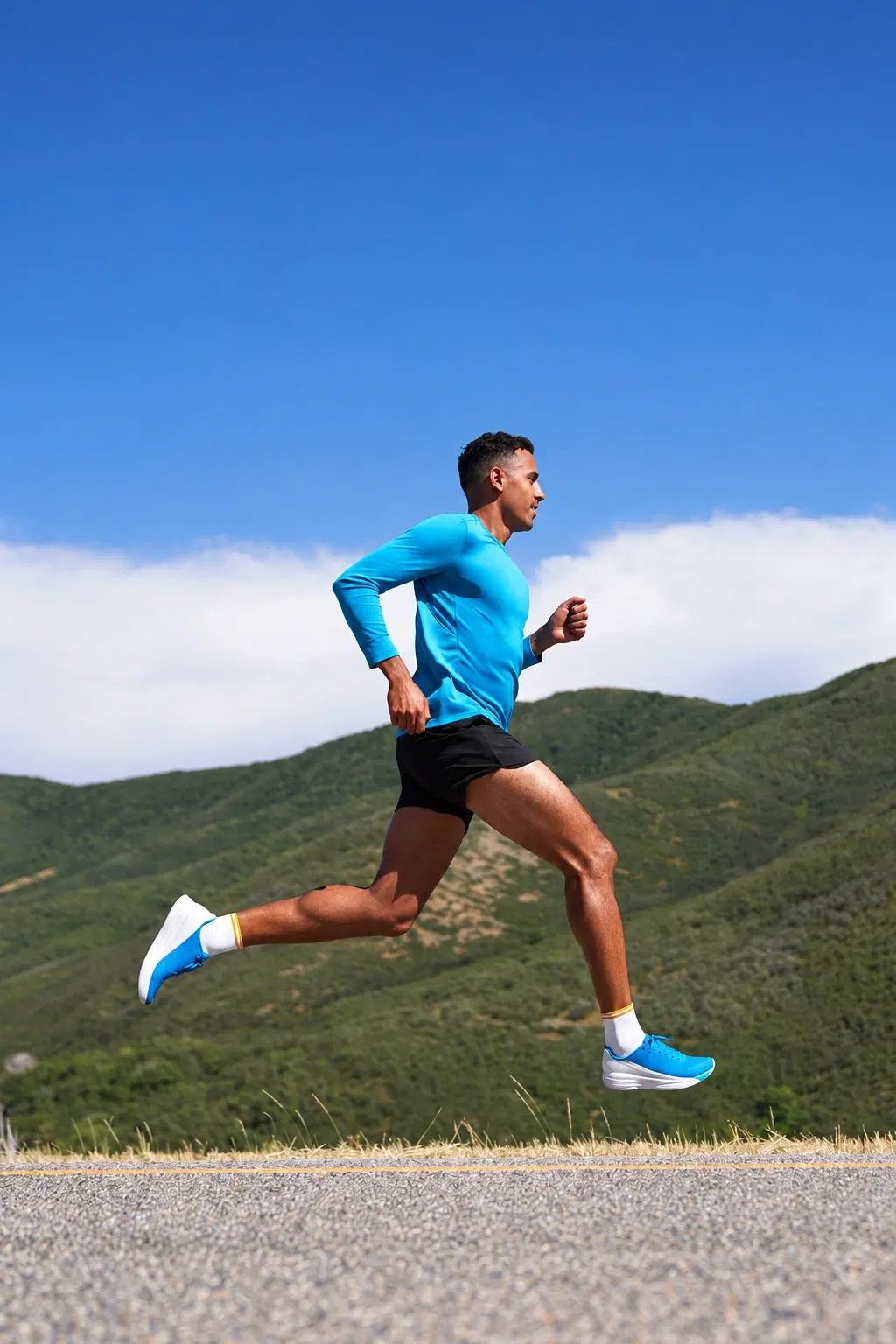 Người chạy bộ trên con đường ven đồi, cùng thử thách hôm nay và điểm Fitpoints của Dietfit