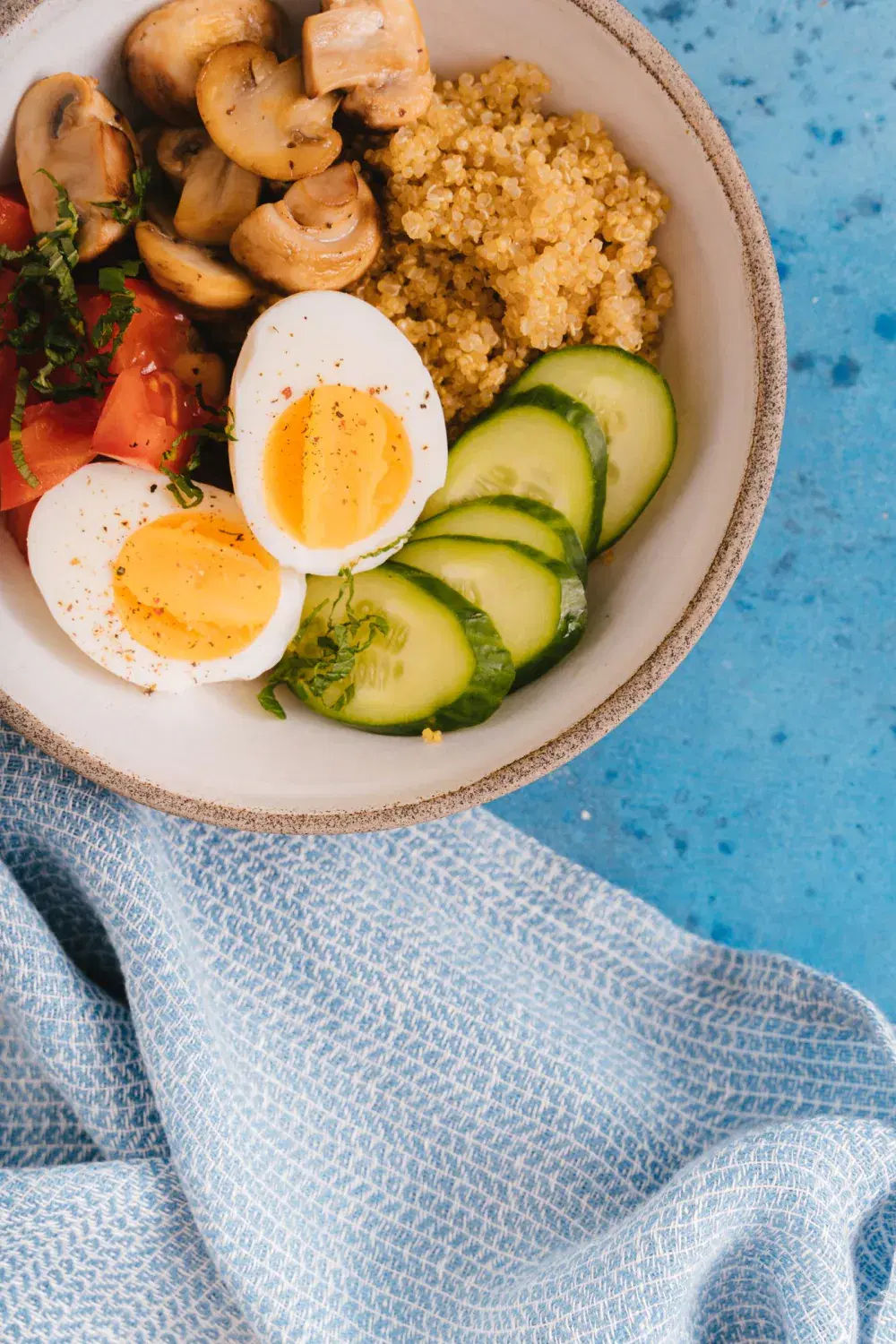 Bát quinoa với rau củ và trứng luộc